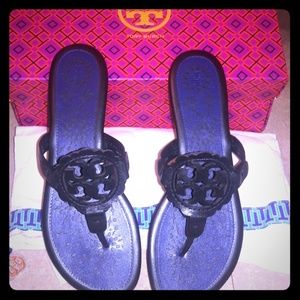 Tory Burch. Miller scallop veg leather sandal